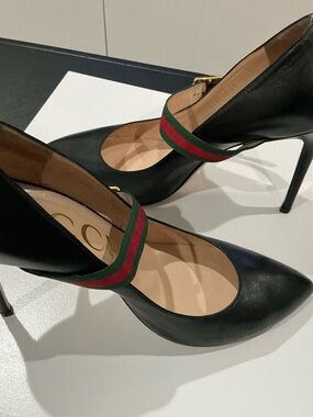Gucci Black Leather Stiletto Pumps with Red and Green Web Strap 475085